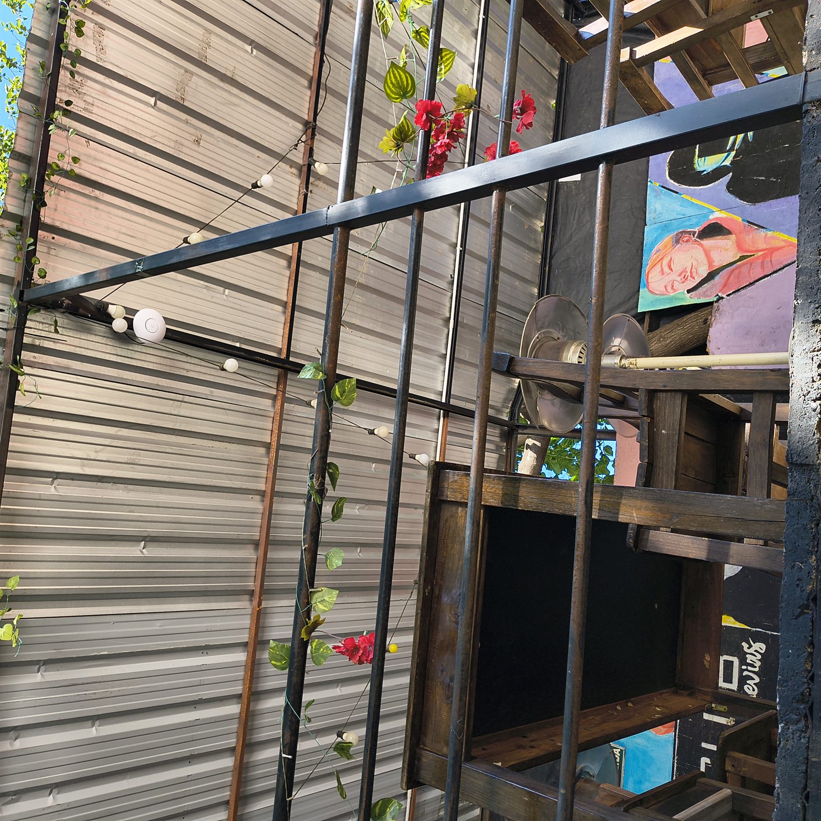Infraestructura tecnológica instalada en un bar con pantalla LED y conectividad segmentada.