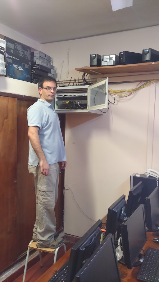 Presencia técnica en sitio con herramientas de trabajo.