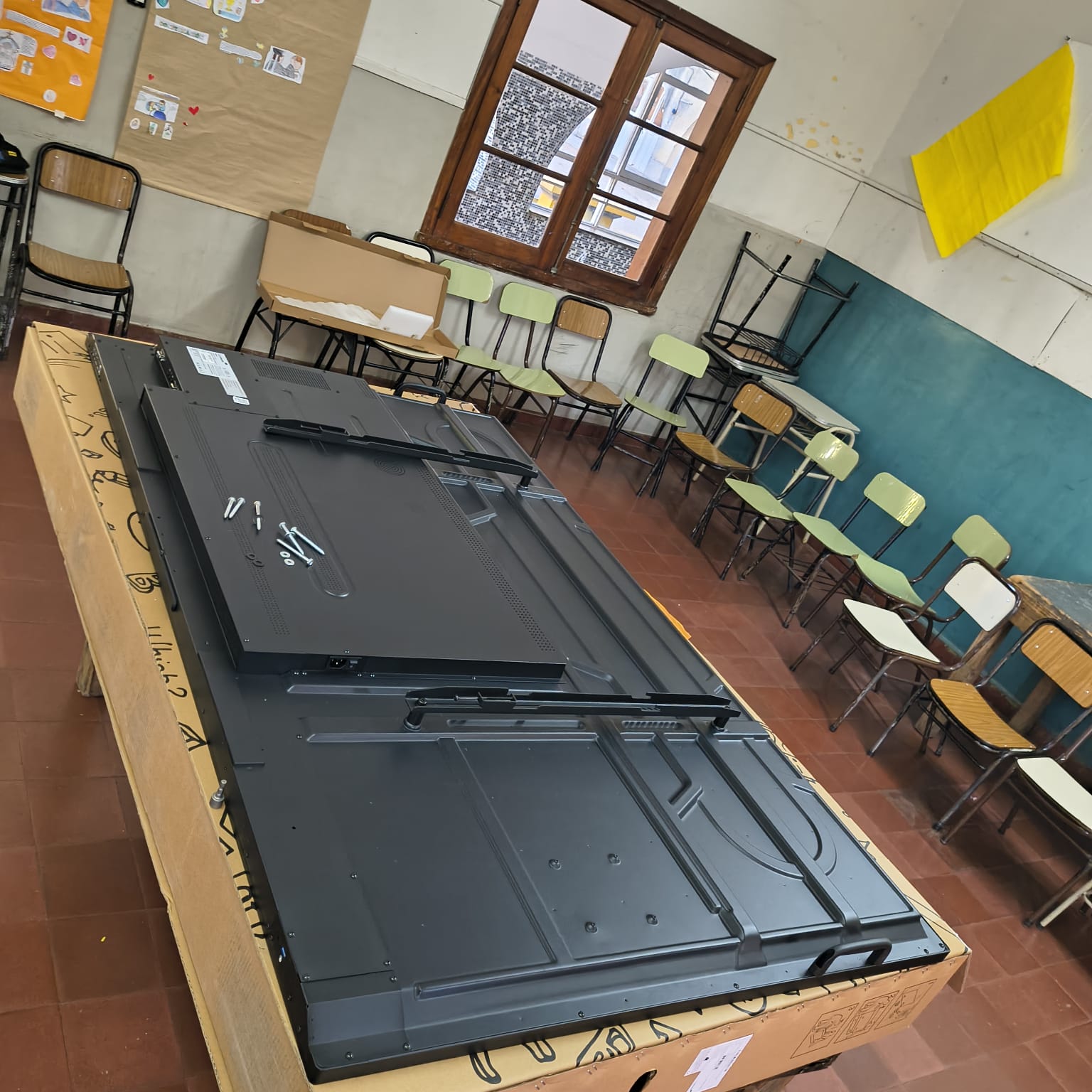 Pantalla digital de 75 pulgadas instalada en un colegio de barrio Villa Cabrera.