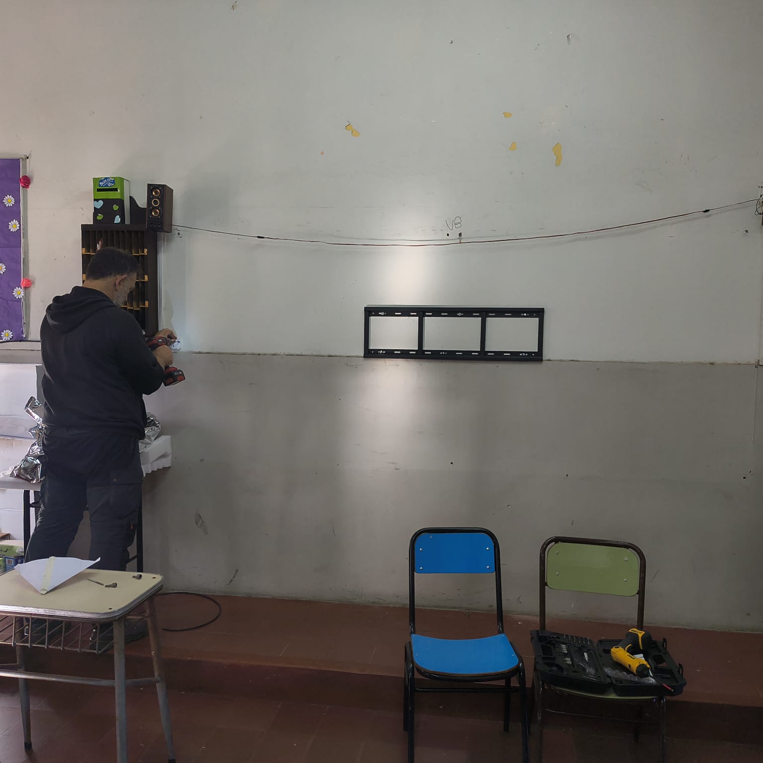 Conexión y ajuste de la pantalla digital de 75 pulgadas en el colegio de Villa Cabrera.