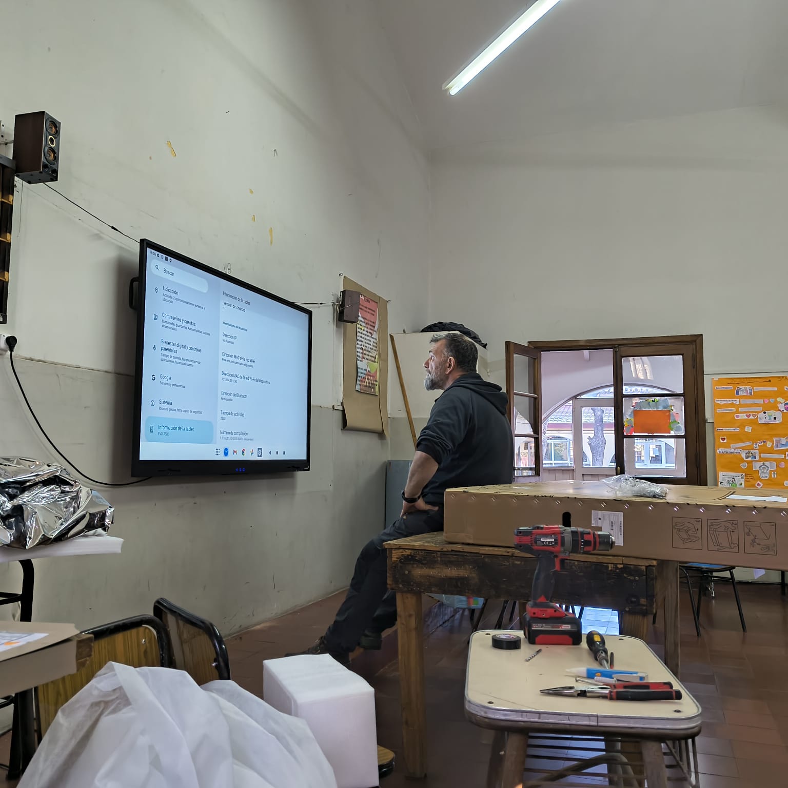 Pantalla digital instalada en colegio de barrio Villa Cabrera.