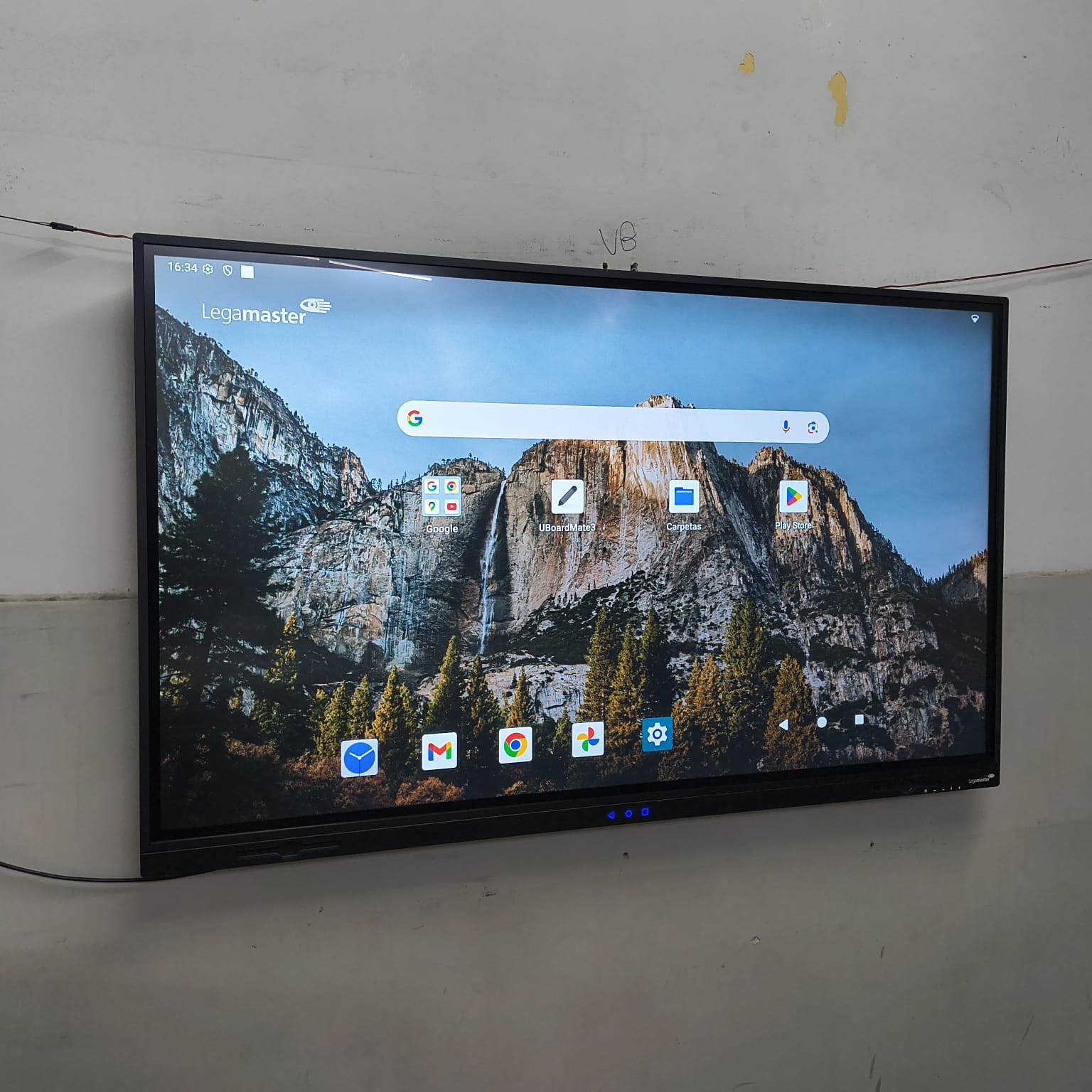 Vista final de la instalación y conexión de pantalla digital de 75 pulgadas en Villa Cabrera.